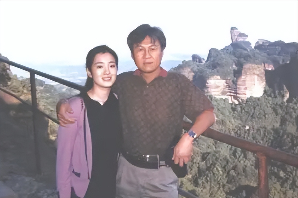 巩俐第几次陪同法国总统访华,巩俐随同法国总统访华视频