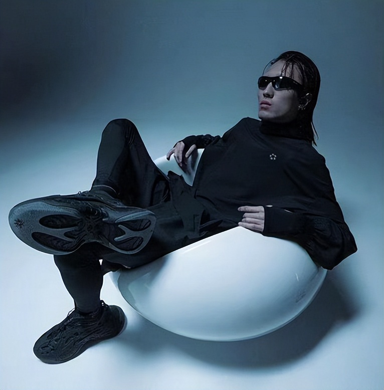 阿迪黑白水母鞋,阿迪达斯夜光水母