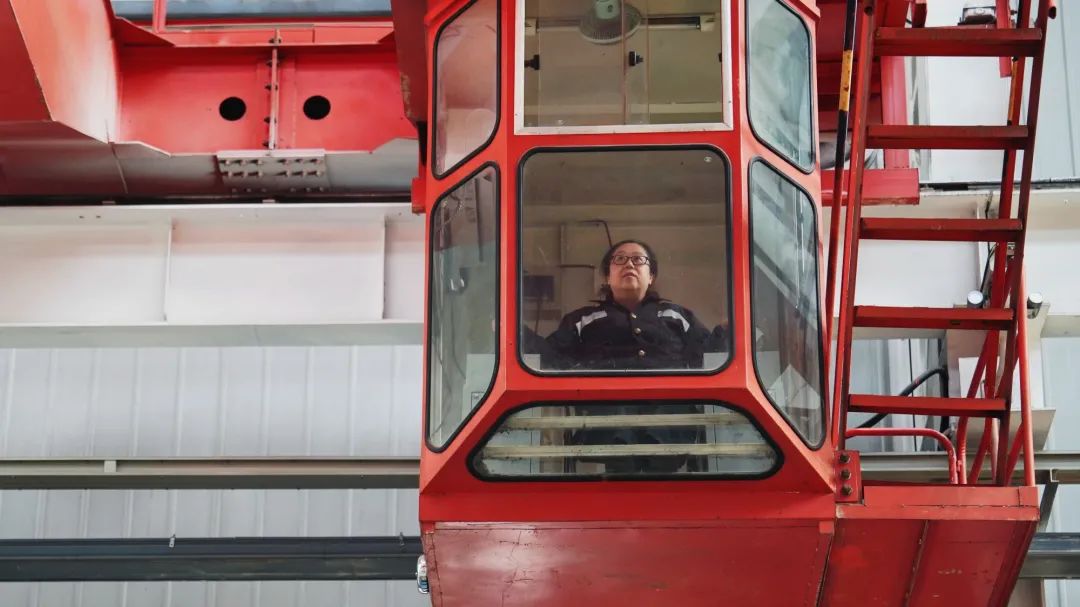 开吊车的女司机很漂亮,开天车女司机