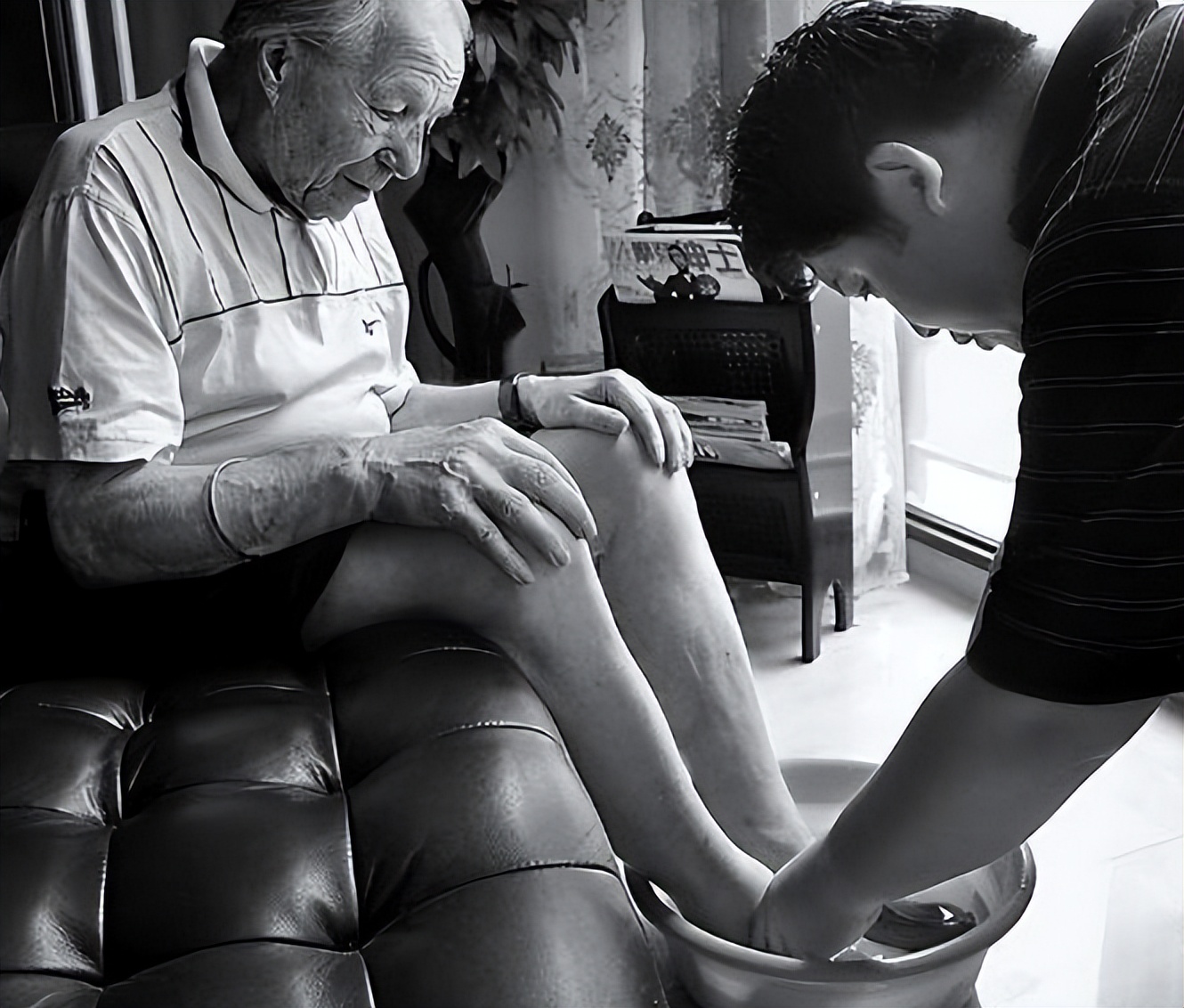 河南小伙报恩瑞士房东素材,中国小伙为英国房东养老