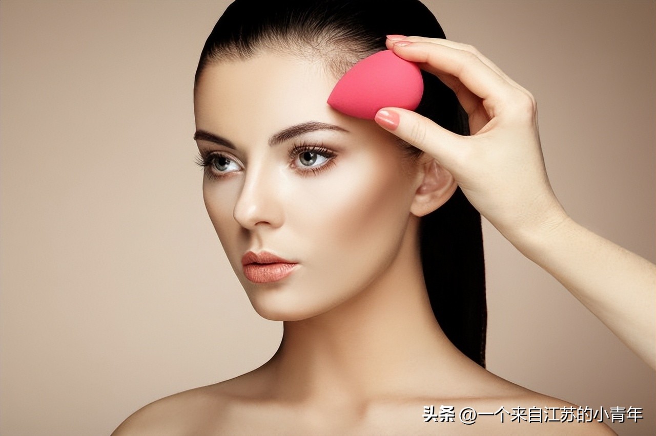 手把手教你画眼线的正确方法,眼线怎么画新手画眼线技巧图解