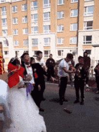 “姑娘你不能挡一下那里么？那东西让人看了很难为情”哈哈哈