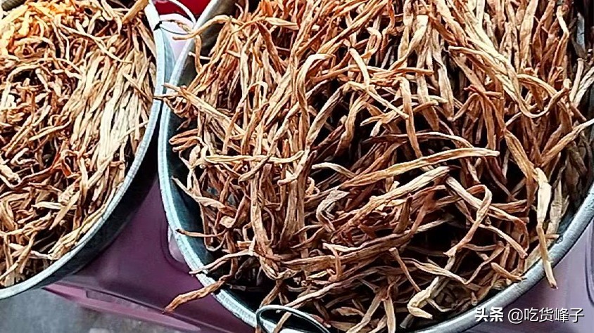 农村赶集寻找更好的食材,年货必备6种食物