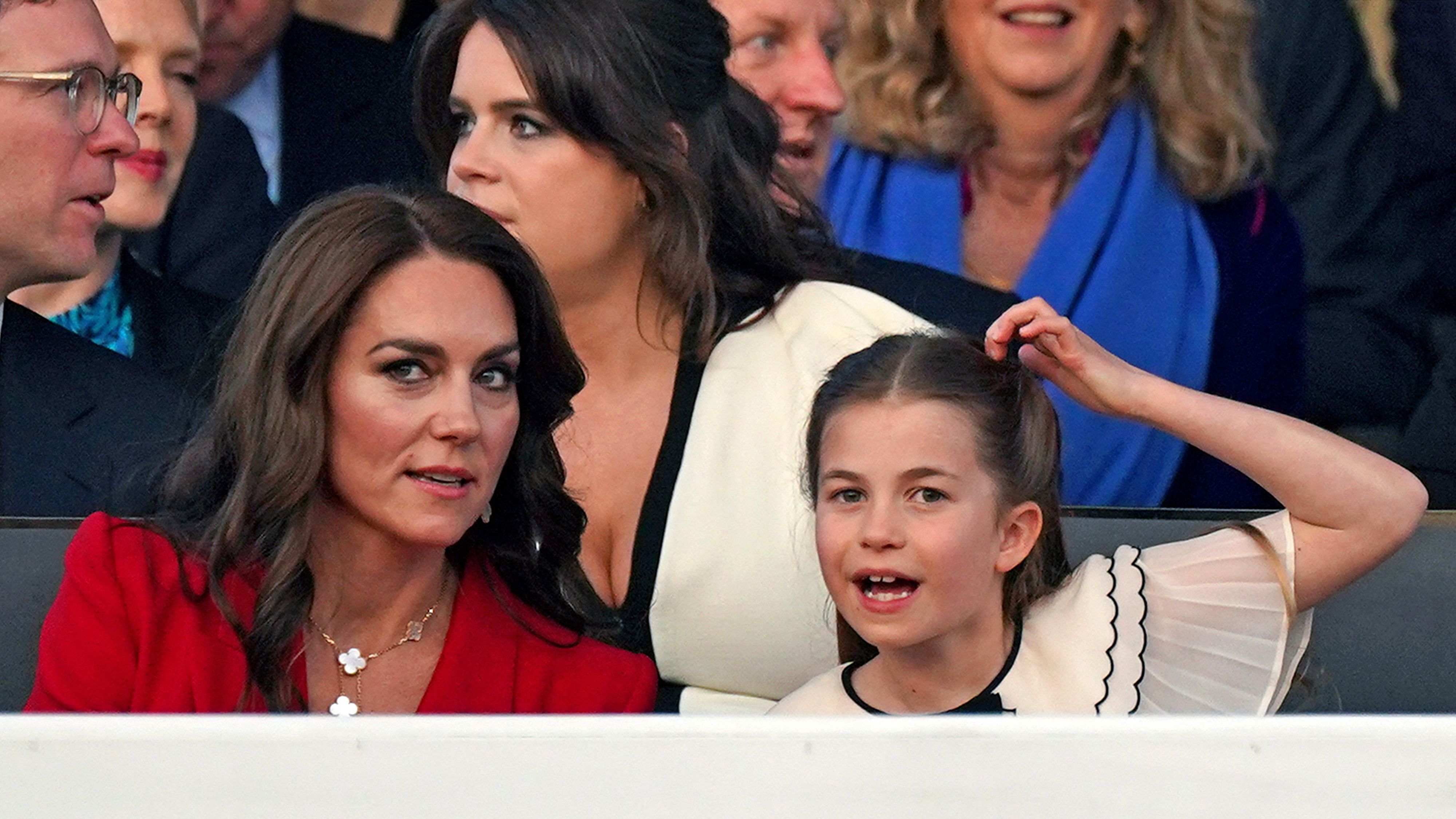 凯特王妃终于放开手脚，戴万元珠宝出席音乐会，夏洛特穿白裙好靓