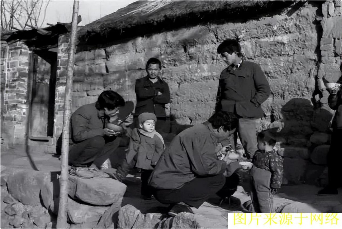 1977年，弟弟过兵检却落选，每天到武装部晃悠，人生却因此而改变