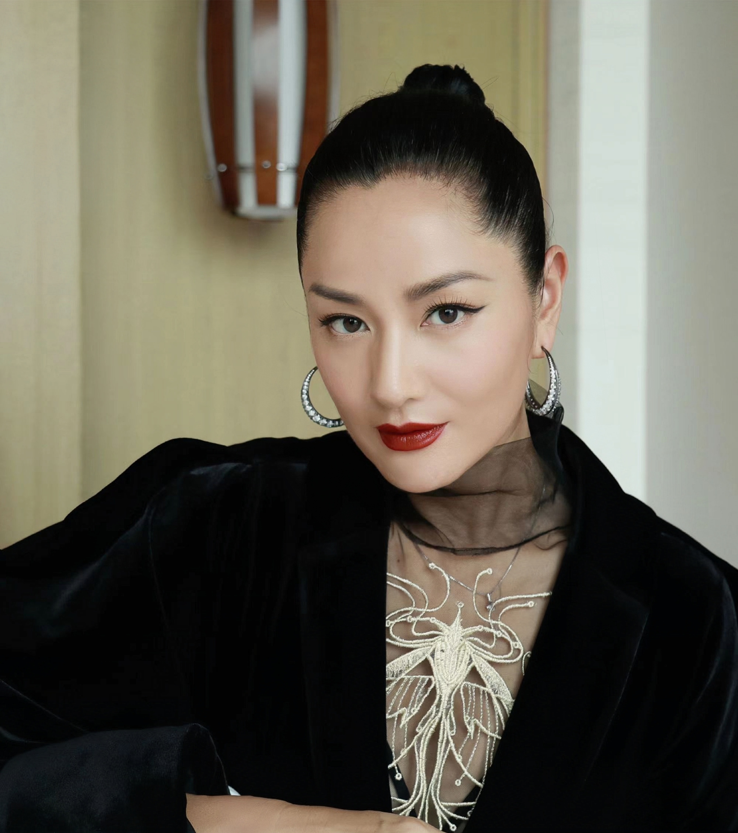 年轻时的瞿颖又飒又漂亮,52岁的瞿颖走秀惊艳全场美丽酷飒