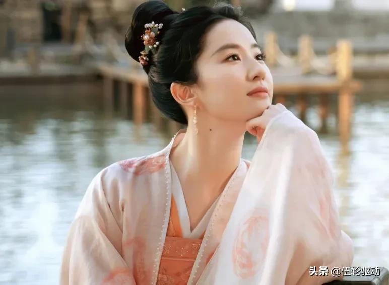 梦华录刘亦菲开什么车？最爱法拉利，保时捷只配当买菜车