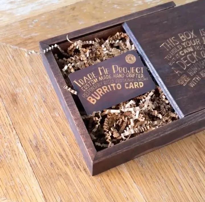 外国妹纸想用一个小发卡，跟别人换一栋房子，最后居然成功了