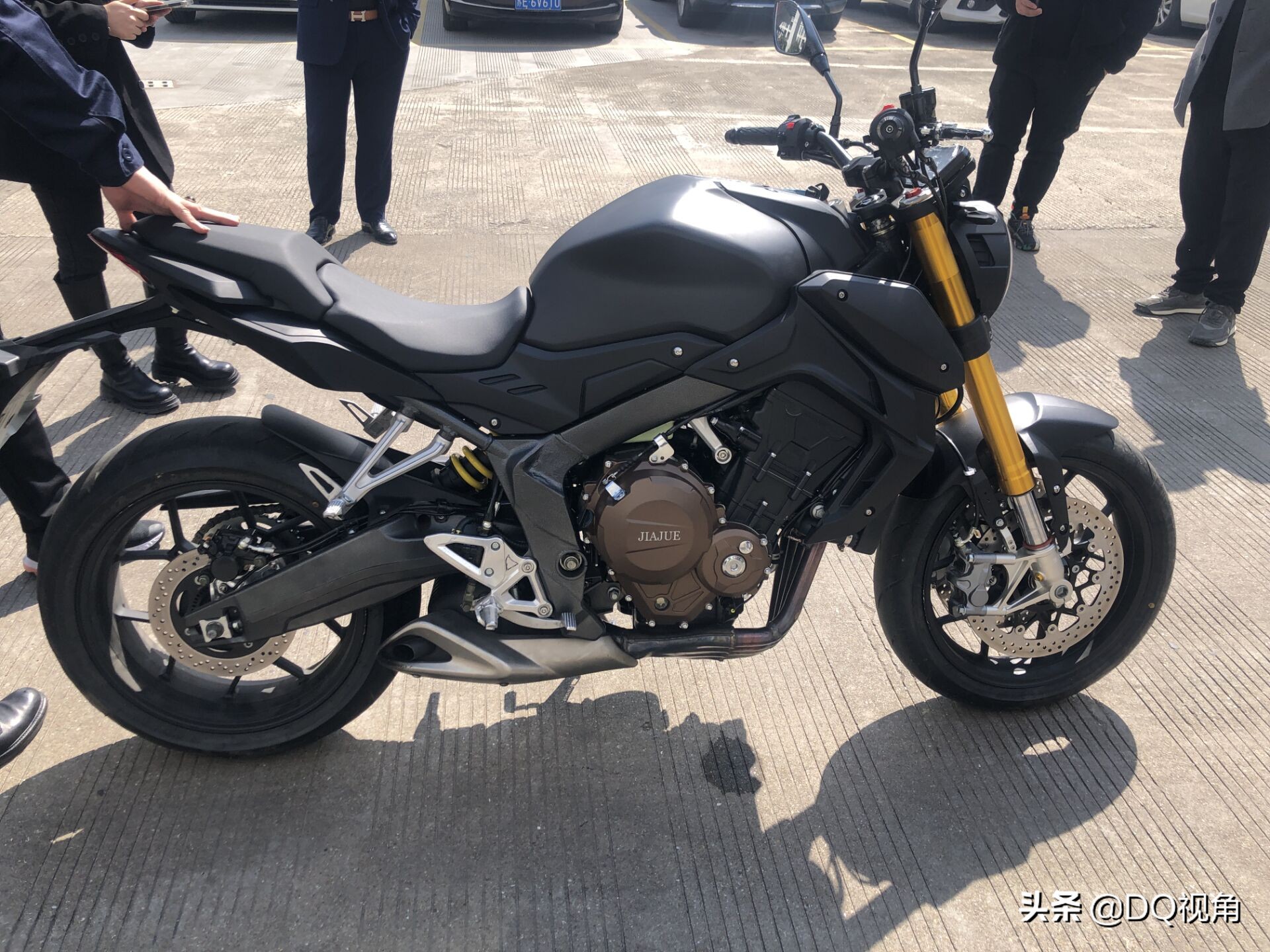 796cc水冷四缸最大117马力，嘉爵800复古街车，高配版KYB减震