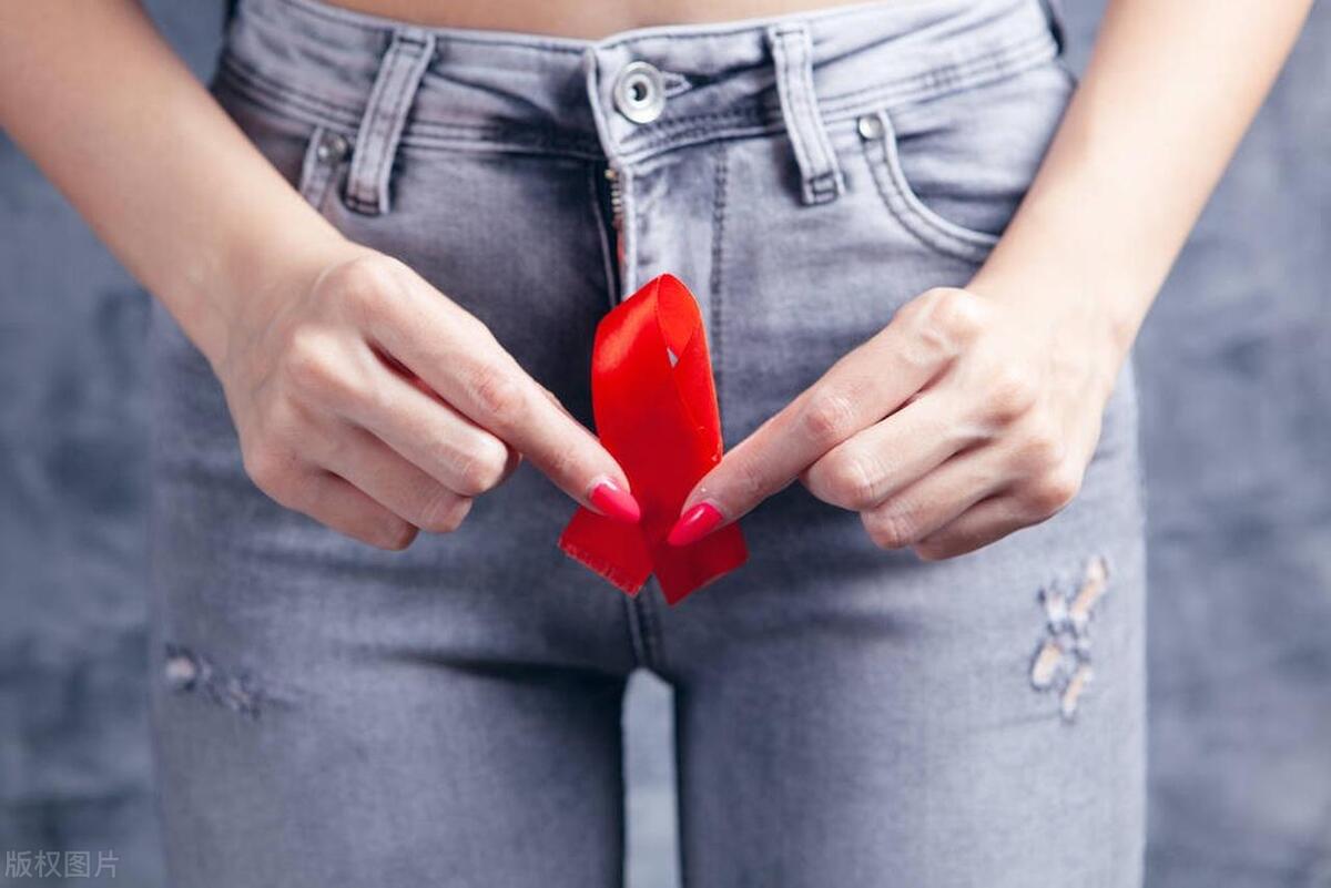 接诊口腔溃疡不愈女大学生,口腔大面积溃疡艾滋病