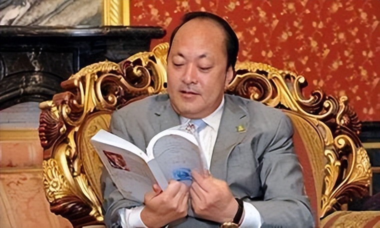 天津首富：24岁成大老板，家产400亿，给员工送宝马、飞机