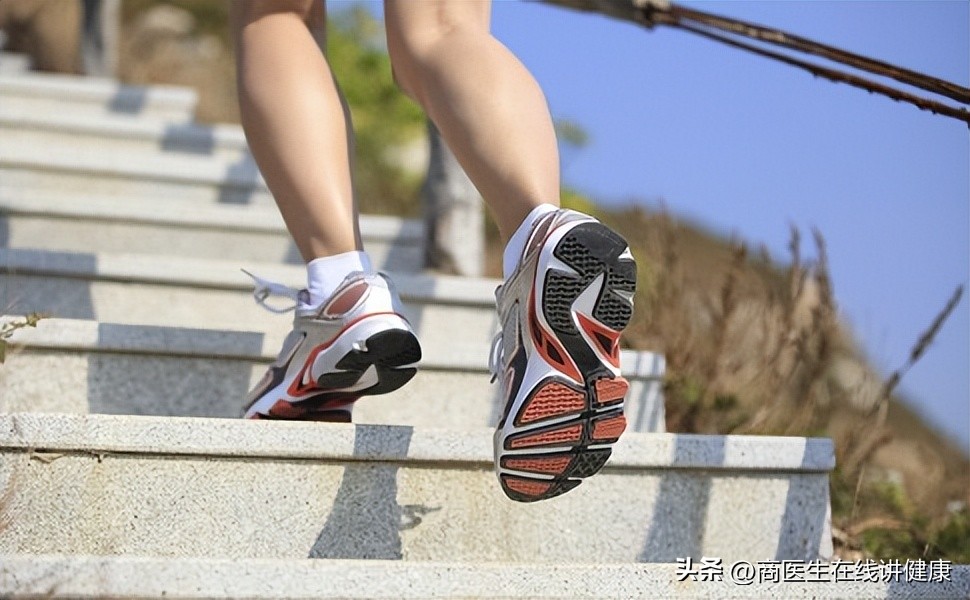 老年人如何缓解膝盖的疼痛,中老年人突然膝盖痛是什么原因