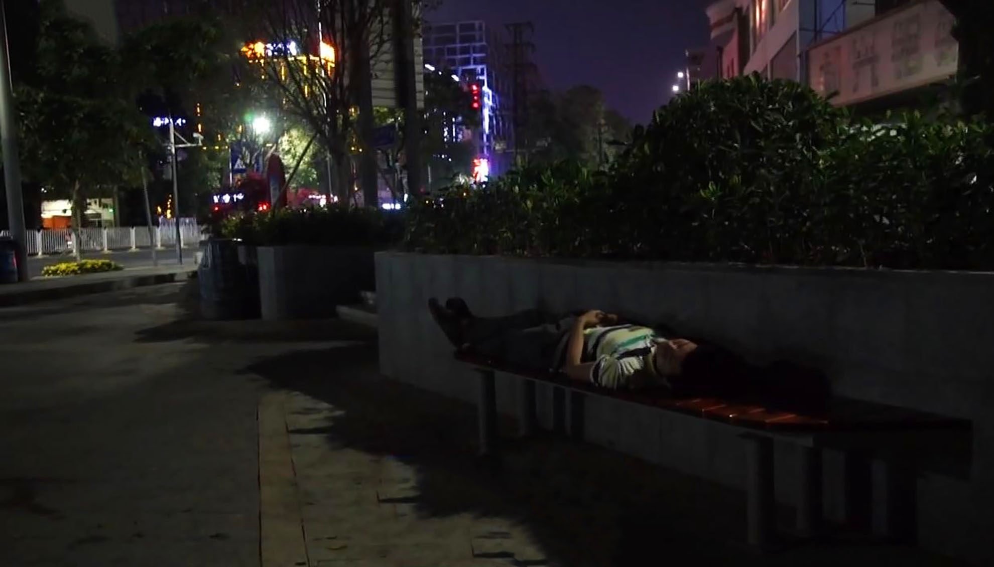 深圳“三和大神”，学历低却不想干活，专做日结工，干一天玩三天