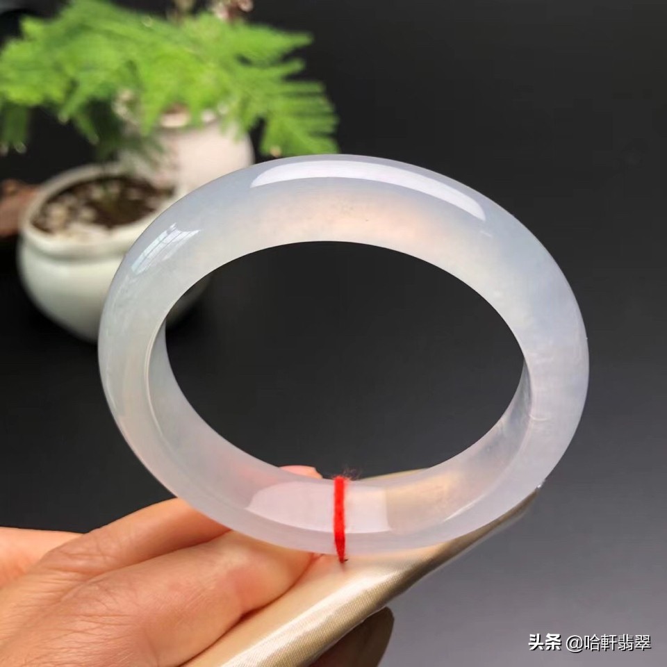 同样是翡翠，为啥带色的翡翠那么贵？尤其是绿色