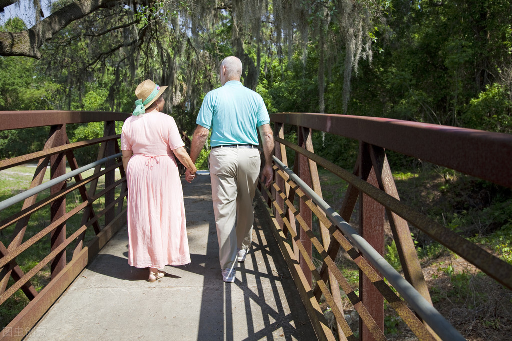 老人随身都会带什么,老年人出行一般带什么东西