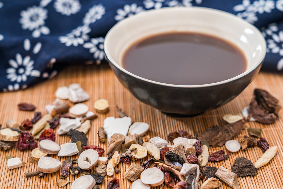 鼻子黑头为何越挤越多,鼻子上的黑头怎么去除中医