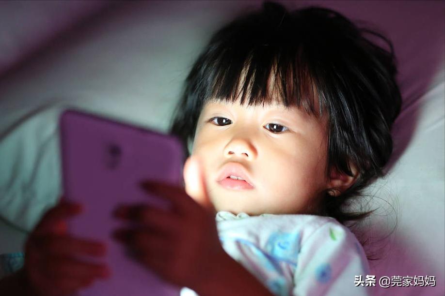 孩子玩手机上瘾家长如何引导,家庭教育防止孩子玩手机上瘾