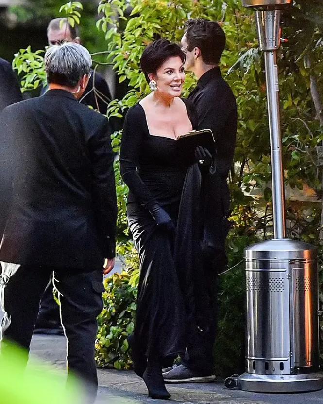 卡戴珊也怕输，为赢前夫娇妻，在好友婚礼上用带子遮身，实在火辣