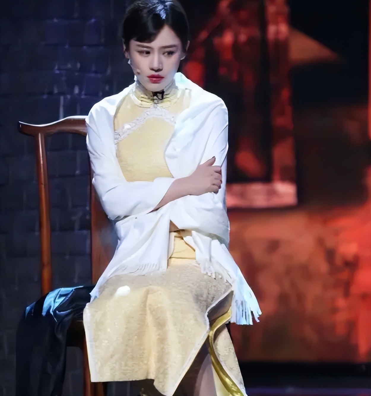 刘嘉玲关晓彤同框,穿旗袍大秀窈窕好身材