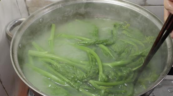 淘米水不加盐腌制酸菜方法,淘米水酸菜腌了5天还不酸