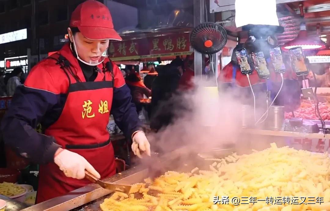 90后小伙摆摊月入过万上热搜,95后夫妻摆摊日入9000元