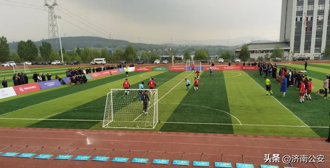 瞧瞧～警察队伍里的“足球小子”！