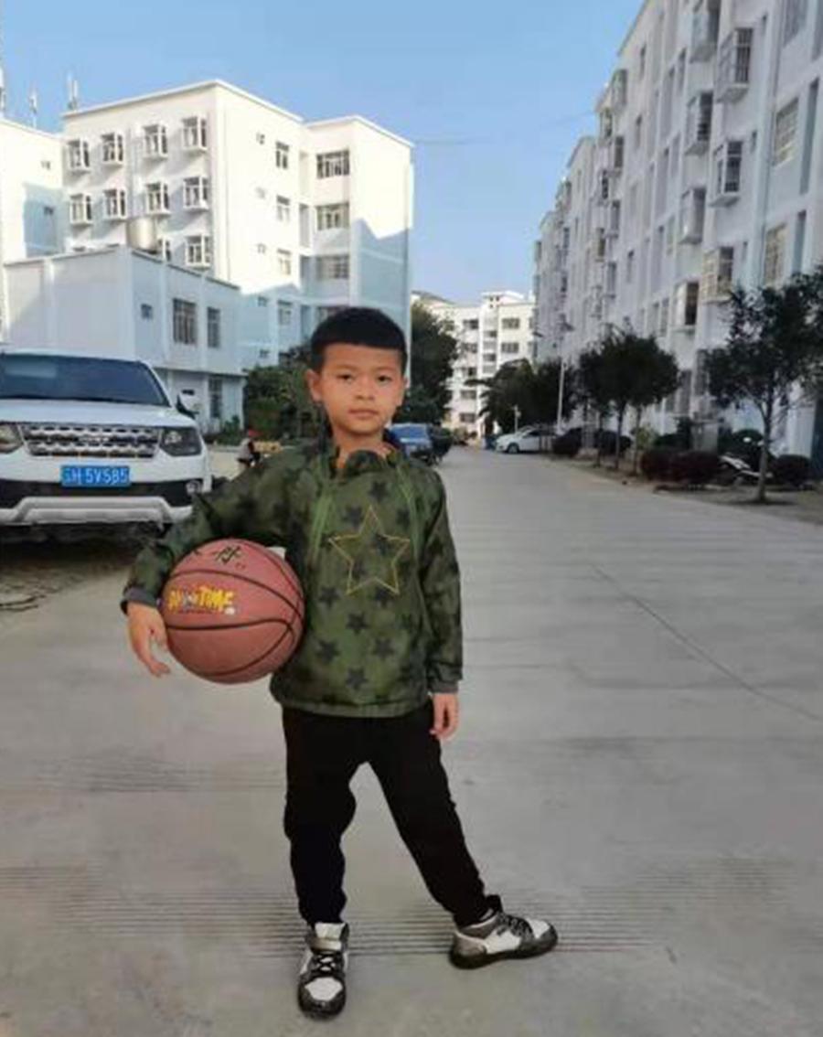 5岁男孩照顾瘫痪爸爸如今怎样了,爸爸3年前成植物人