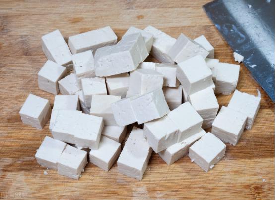 刚做出来的豆腐怎么做好吃,卤水豆腐一斤黄豆出几斤豆腐