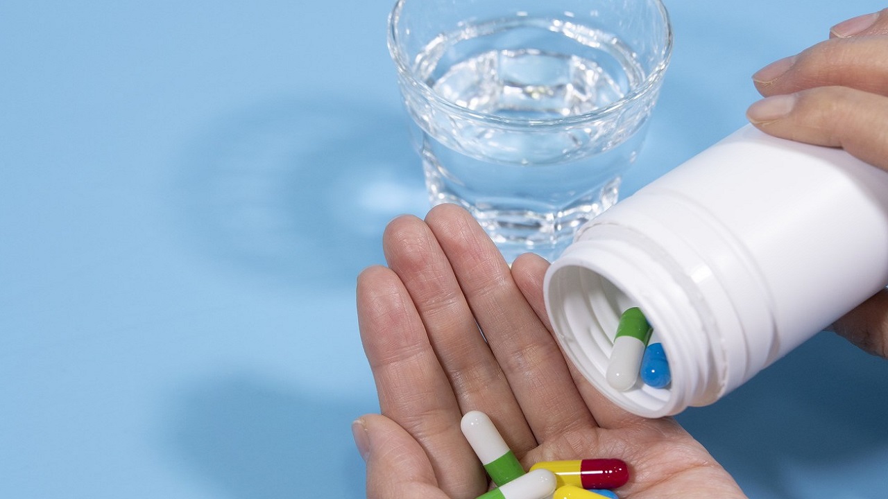 起床喝一大杯水对身体好不好,喝白开水喝多少会加重肾脏负担