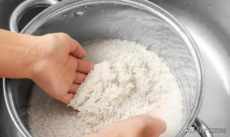 快速煮米饭小技巧图解,米饭别只加水了教你一招松软香甜