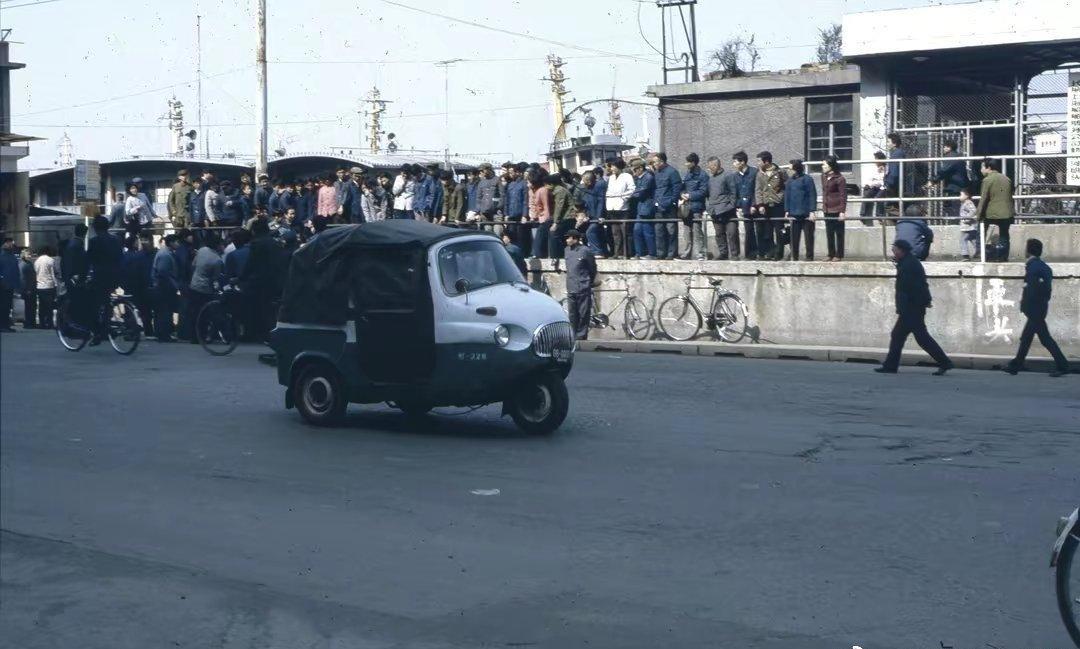 高清老照片：旗人格格大腿岔开豪放洗衣，地主三妻四妾不输女明星