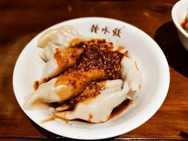 湖北“超美”大学：占地5195亩，宿舍6部电梯，坐拥26栋*物文**建筑和1000株樱花！