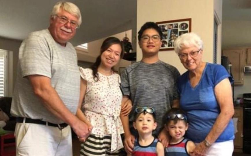 四川女子带子嫁美国人生双胞胎，婆婆带娃，大儿子收到28万成人礼