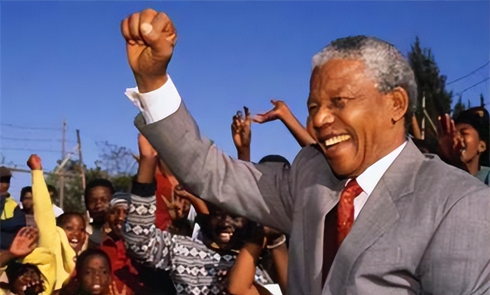 1994年荷兰裔移民对英国统治者强烈不满,成立南非共和国