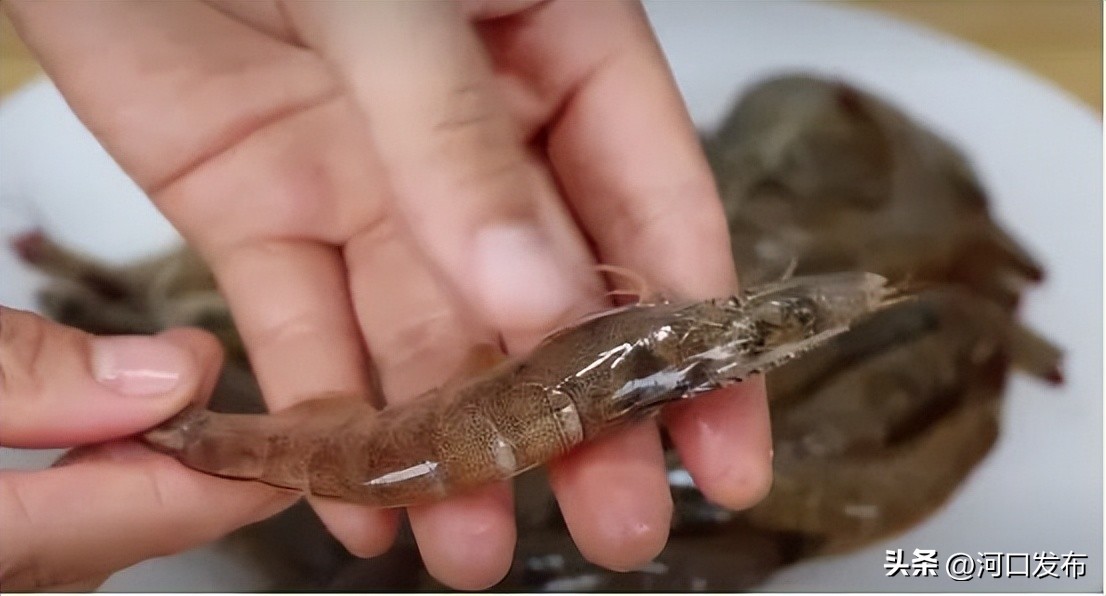 虾头有黄色还能吃吗,虾头的黄色的东西到底能吃吗