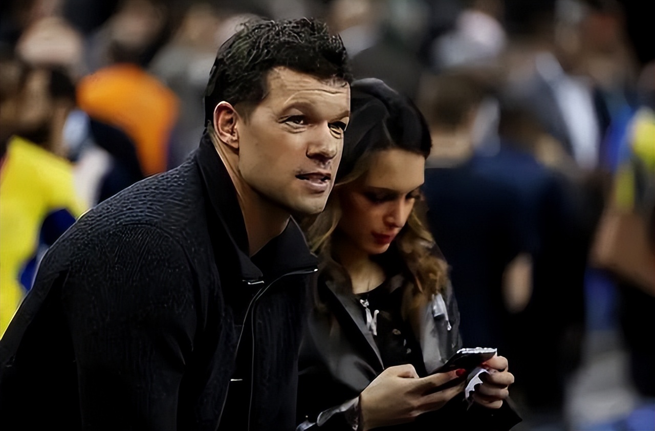 足坛狗血爱情！45岁巴拉克爱上21岁嫩模女友，对方是去世儿子好友