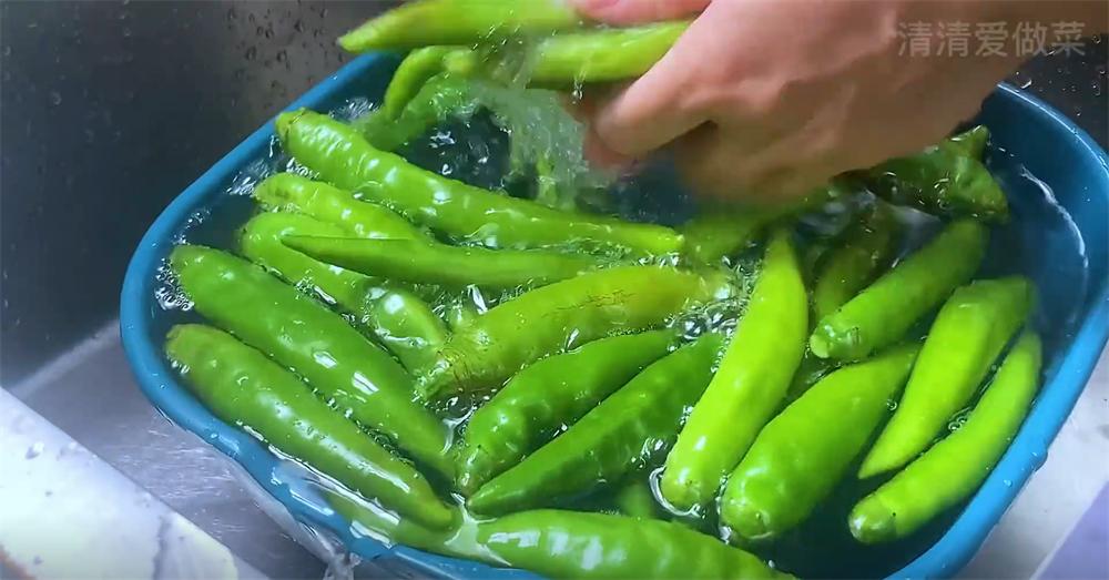 腌辣椒的最新方法甜辣,夏天腌整个辣椒的做法