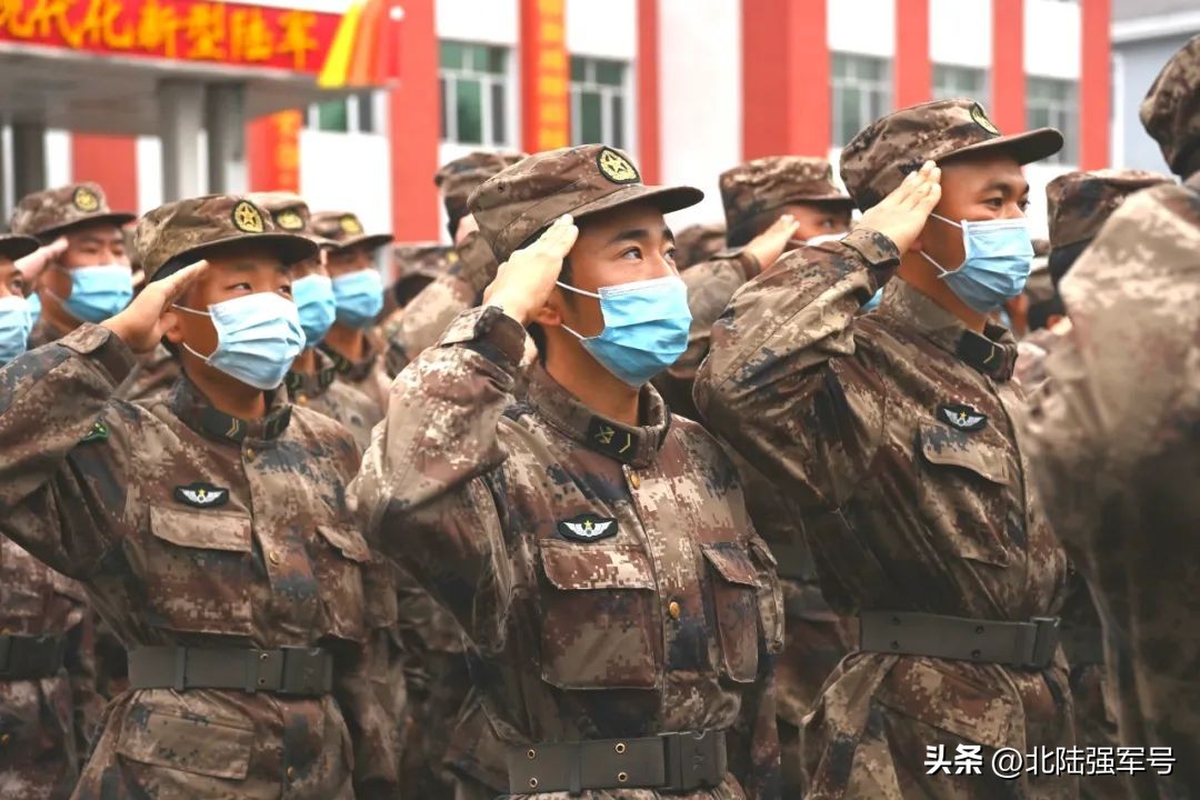 敬礼鲜艳的五星红旗,鲜艳五星红旗下敬礼视频