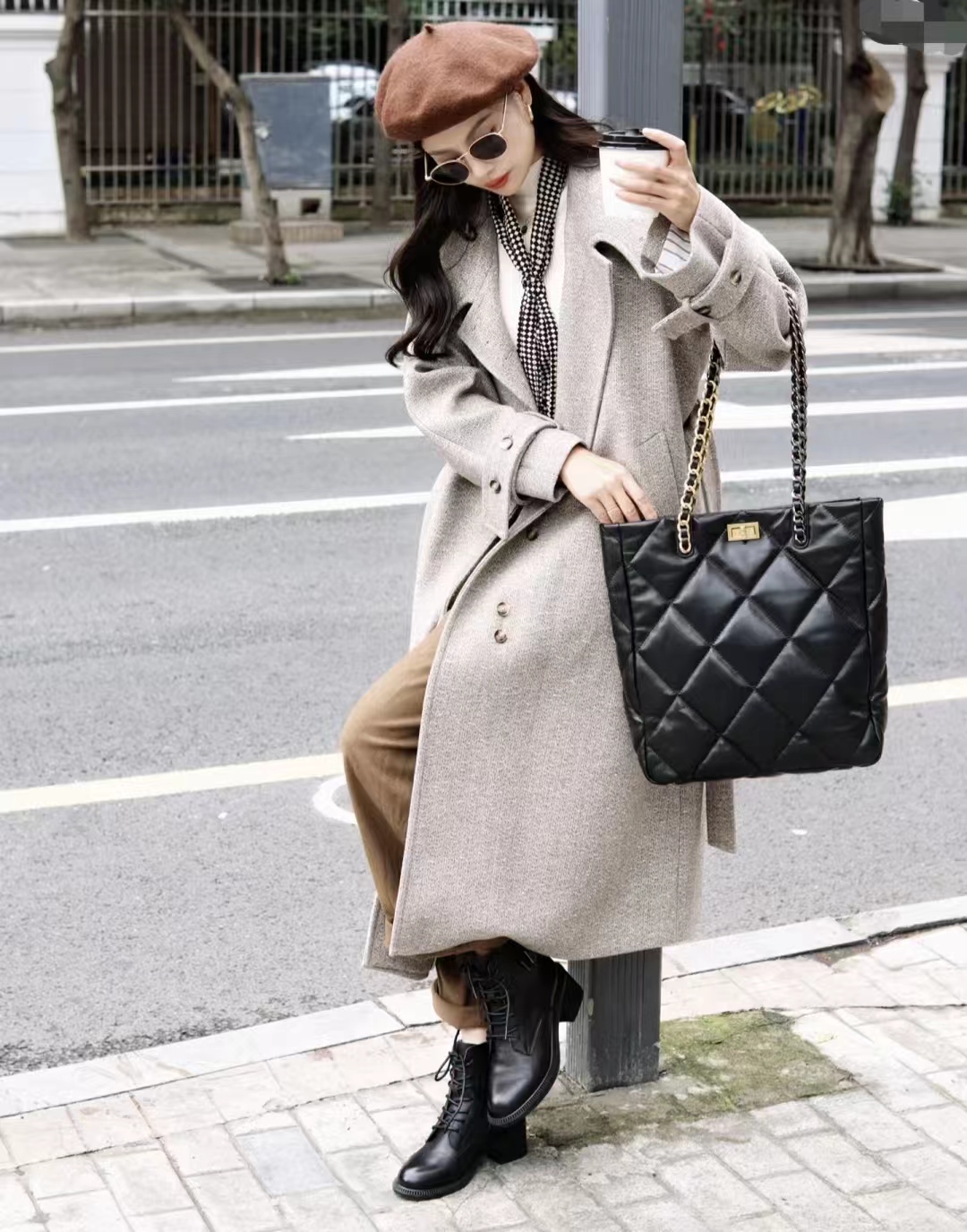 燕麦色大衣内搭什么颜色毛衣,燕麦色大衣高级穿搭图片