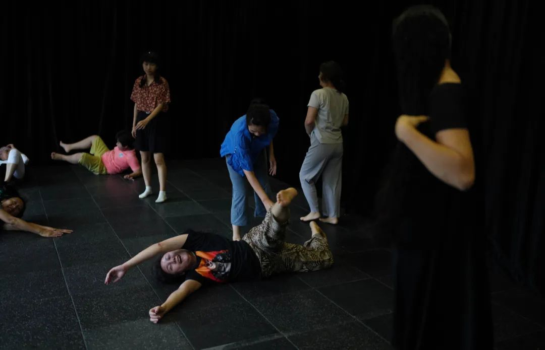 我和我的非洲丈夫，在村里教跳舞