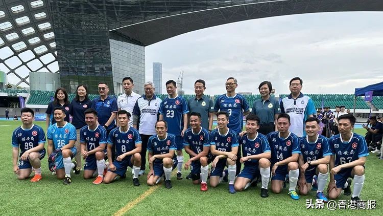 首屆深港口岸足球賽開波！香港保安局局長鄧炳強披掛上陣