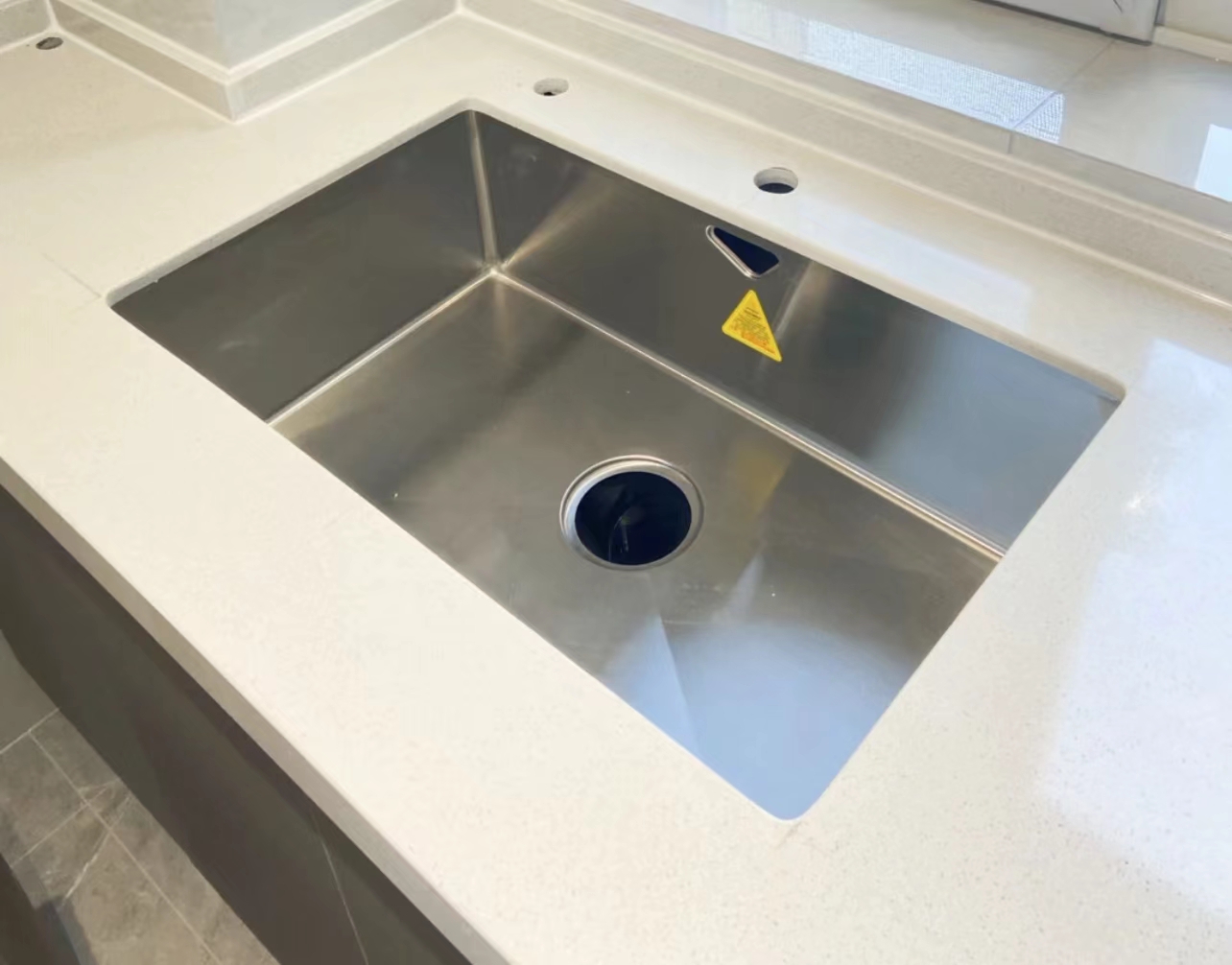 橱柜不做背板怎么处理,橱柜不做下沿注意事项