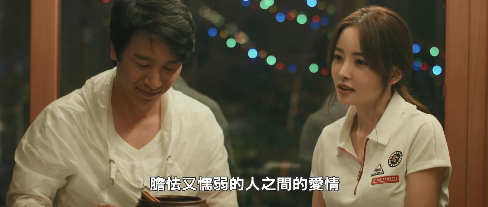 妻子和别的男人私下还见面牵手,妻子在丈夫面前当众拥抱别的男人