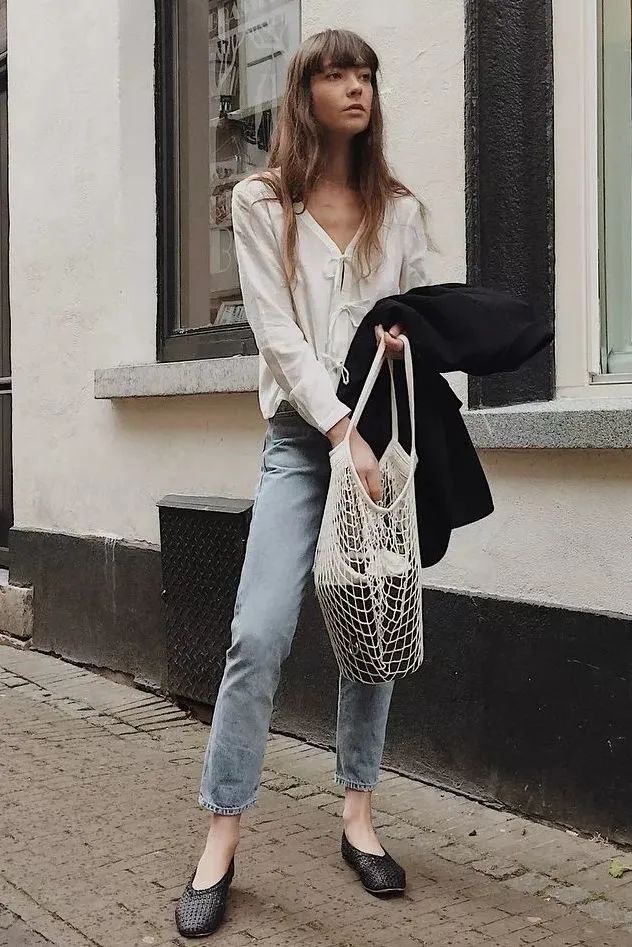 直筒牛仔裤小白鞋穿搭,小白鞋牛仔裤秋冬穿搭图片