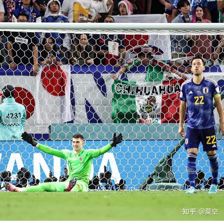 日本足球逆转西班牙,日本足球二打一