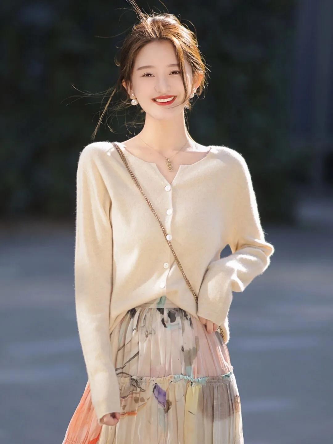 什么样的针织衫搭配半身裙好看,今年最流行的针织衫搭配裤子整套