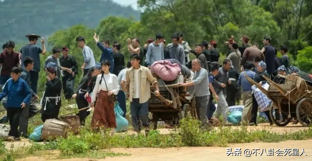 老戏骨云集，央视黄金档播出，《那山那海》打出了一把王炸