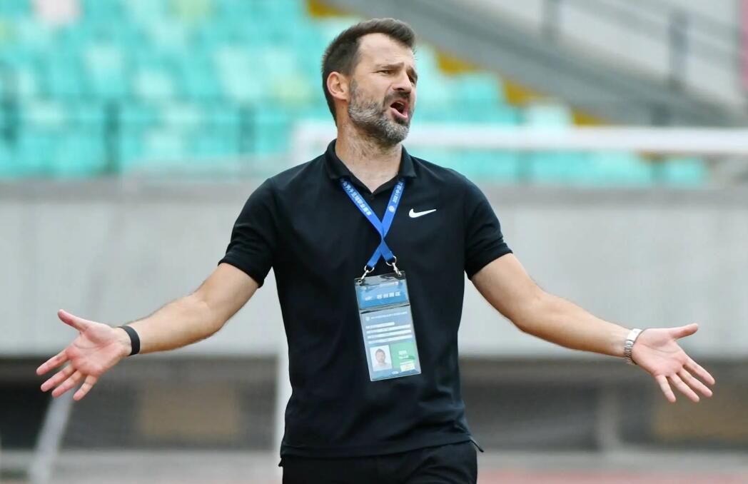 上港主帅莱科参观球场,上海上港莱科教练会不会下课