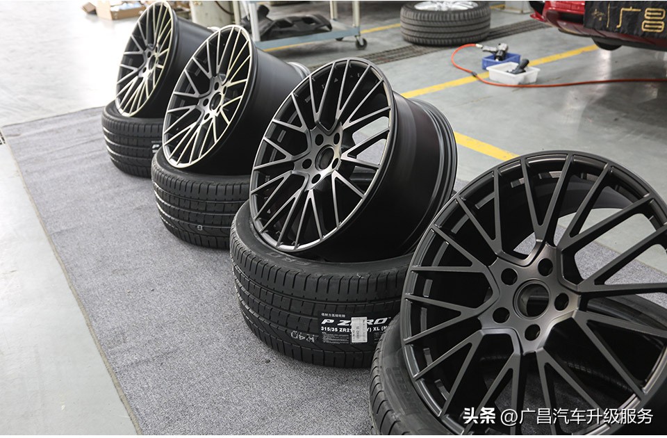 保时捷卡宴2023胭脂红颜色,保时捷卡宴老款升级黑红