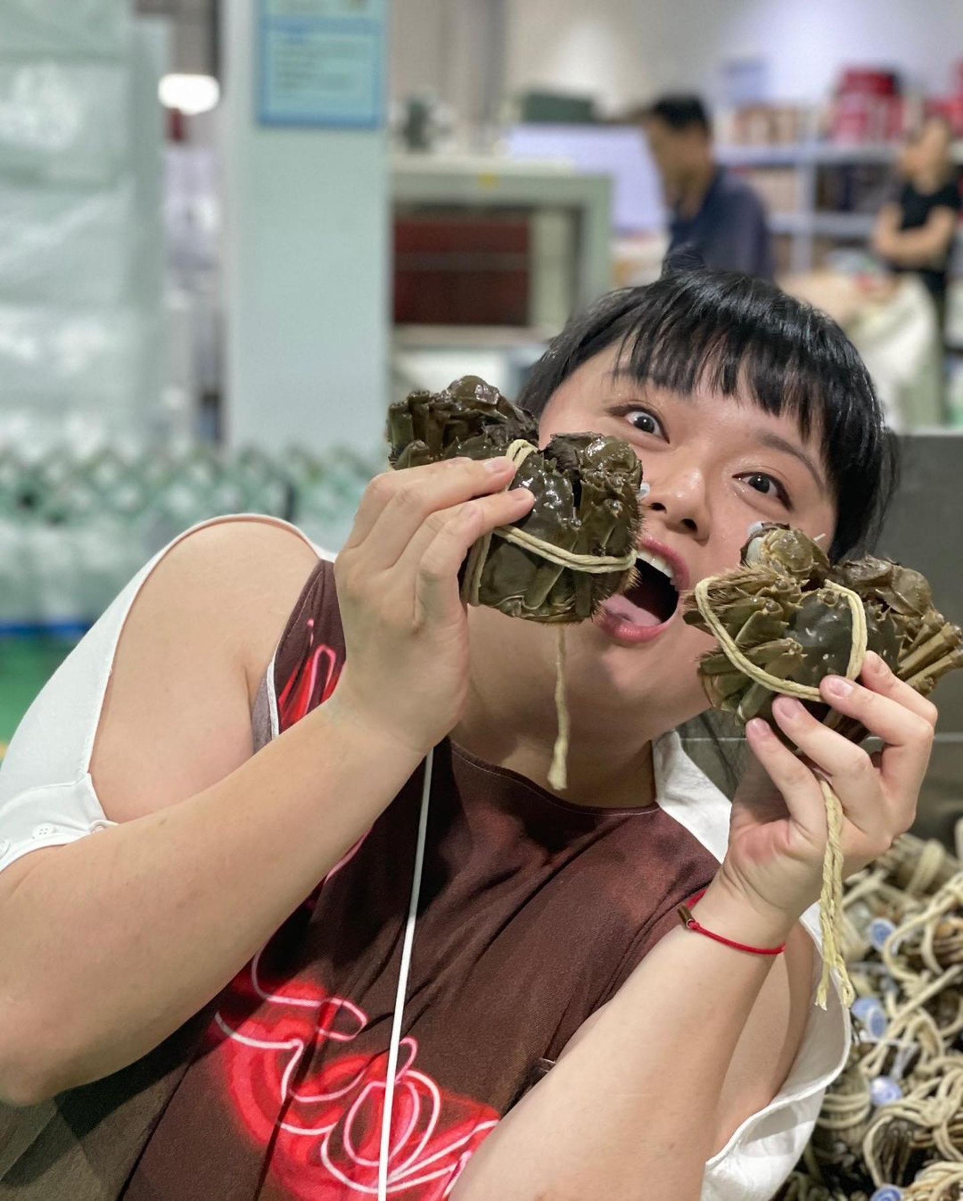 陈嘉佳直播间现场直播卖货,陈嘉佳从tvb到带货网红